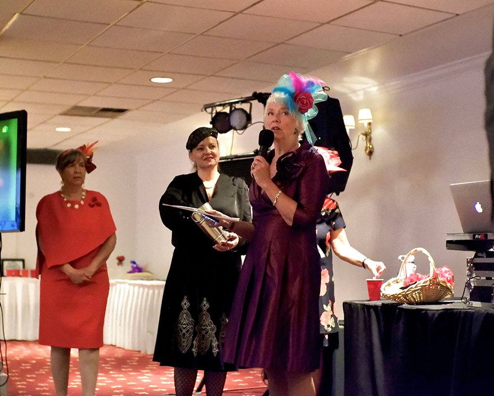 Sue Reichardt (r) and committee members announcing the raffle winners.